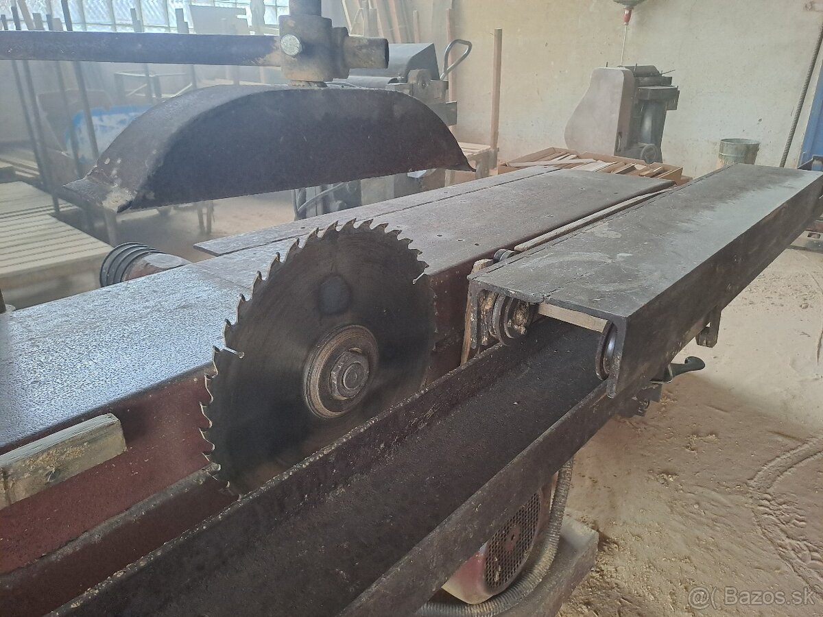 Stolová píla na pozdĺžné rezanie materiálu