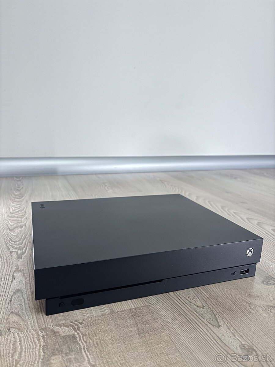 Predám Xbox One X 1TB+ovládač+monitor Samsung C27R500FHU 27”