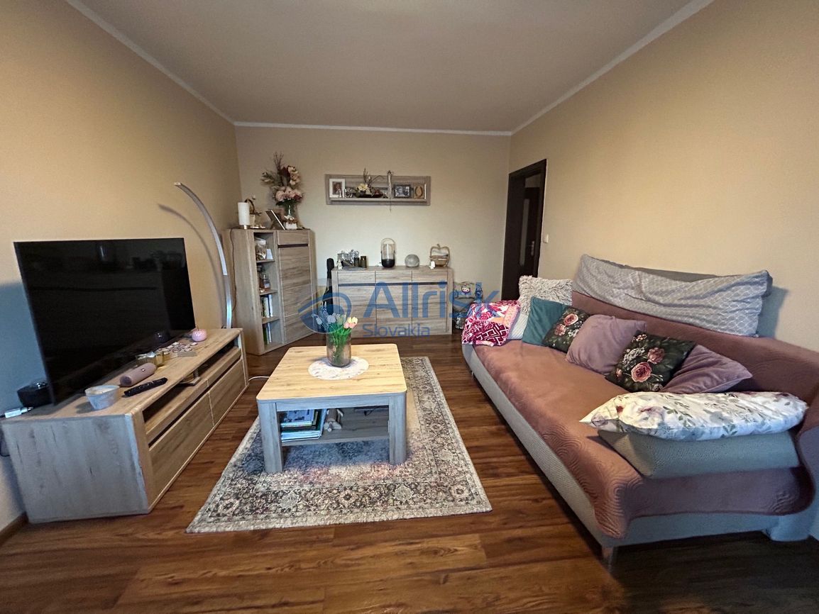 Veľkometrážny kompletne zrekonštruovaný 2-izbový byt s balkó