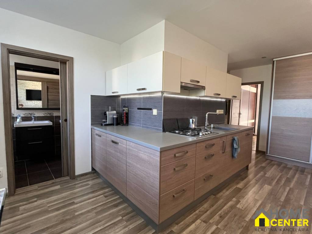 NA PREDAJ krásny nadštandardný 3 izbový byt v Komárne