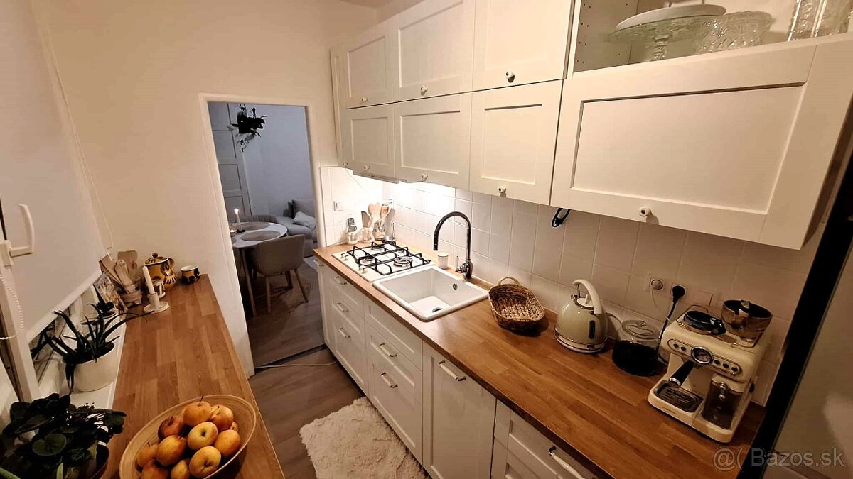 EXKLUZÍVNY PREDAJ-Kompletne prerobený 2 izb.byt s loggiou KN