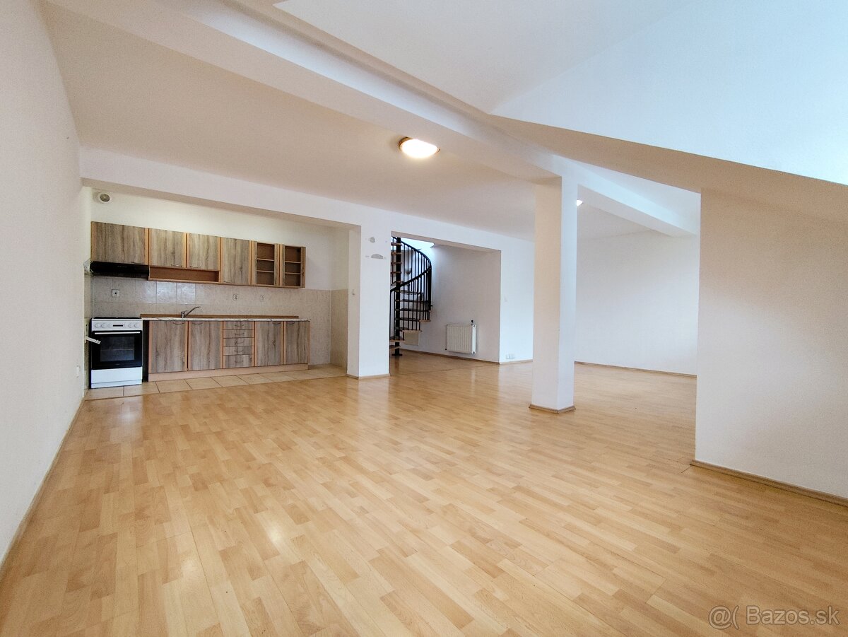 Unikátny 4-izbový byt v centre Čadce