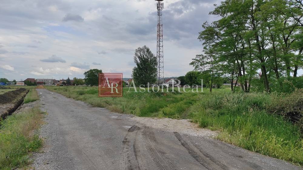 Predaj: POZEMOK 4471m2 vo Vrádišti, vhodný na komerčné využ