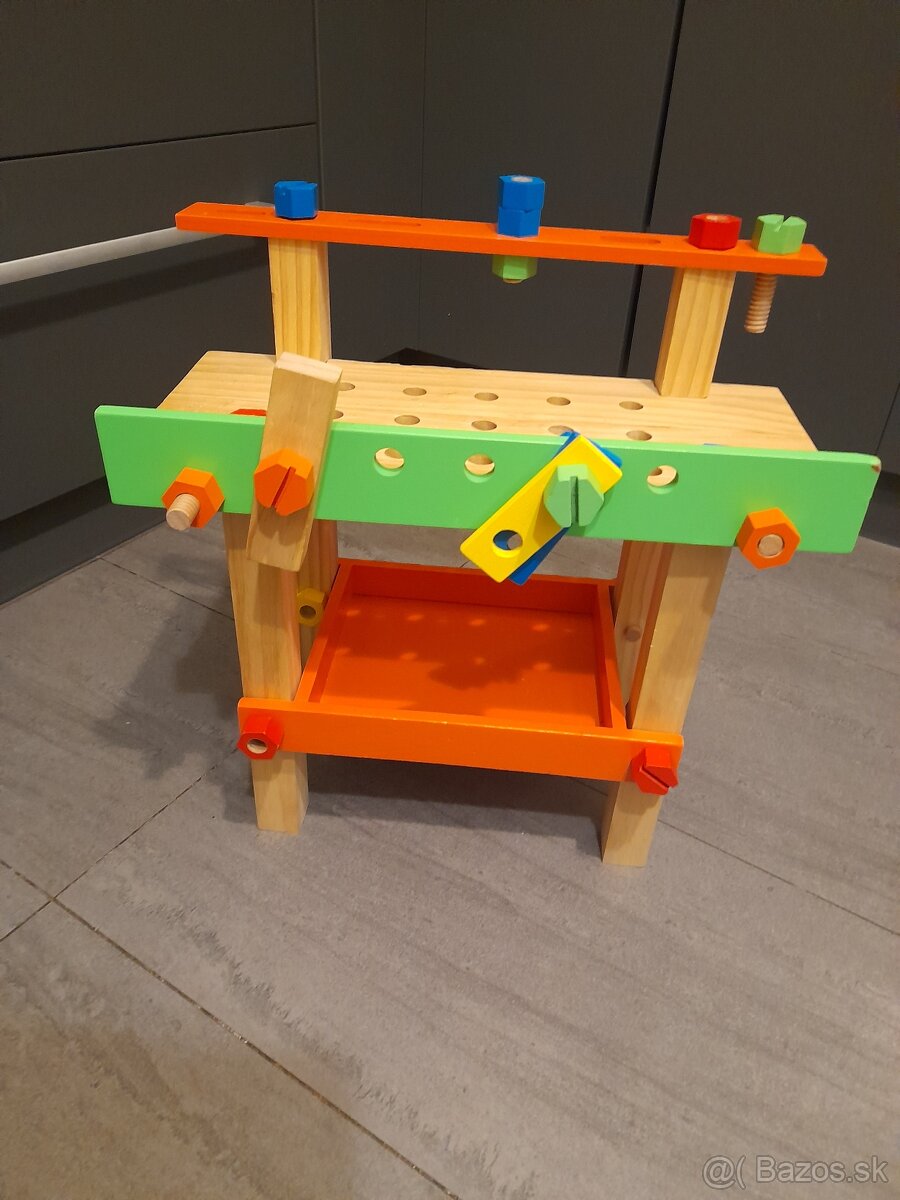 Predam stolik pre chlapcov na majstrovanie