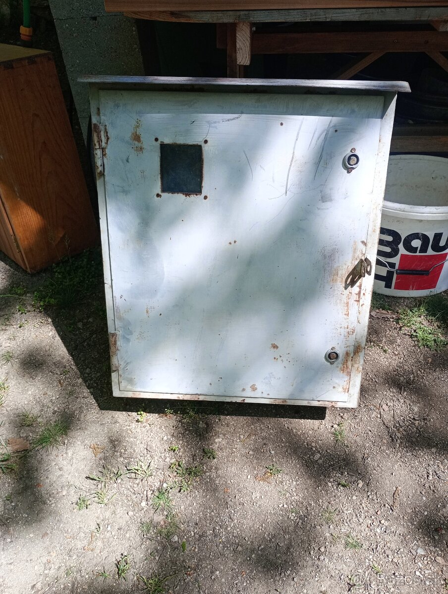 Predám starú kovovú elektro skriňu