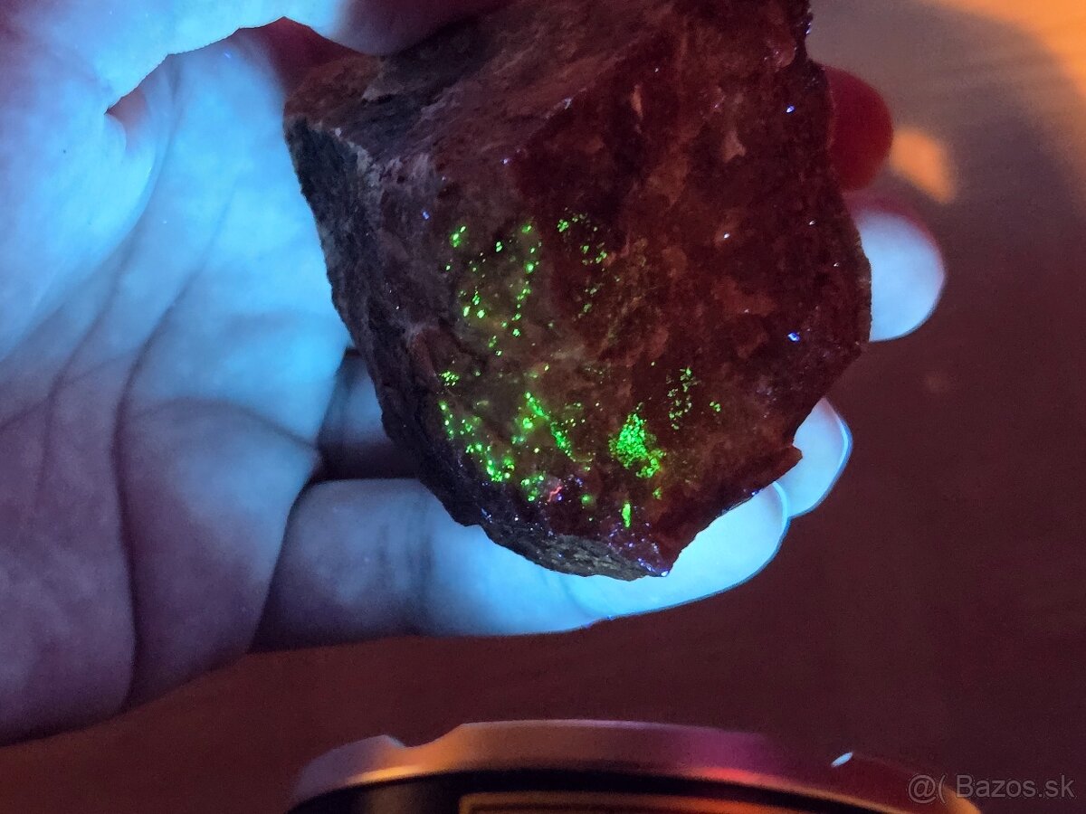 Uránový minerál #1 - UV aktívny (Zimná voda, SR)