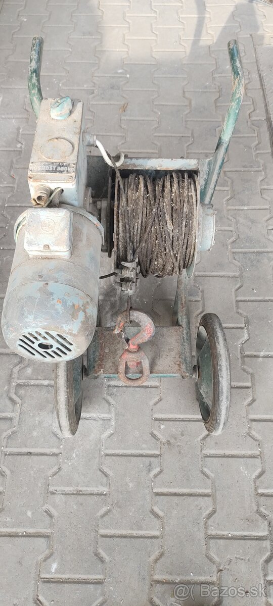 Naviják-motor s prevodovkou