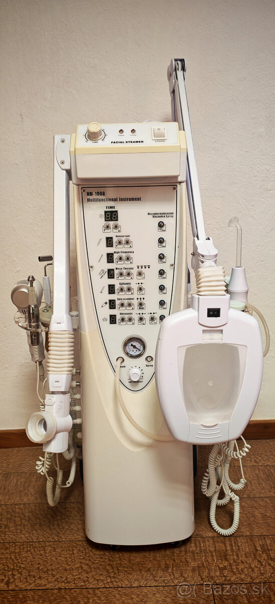 Multifunkčna kozmeticka veža