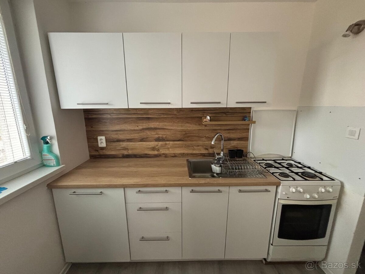 Predám zachovalú kuchynskú linku so sporákom – veľmi dobrý s