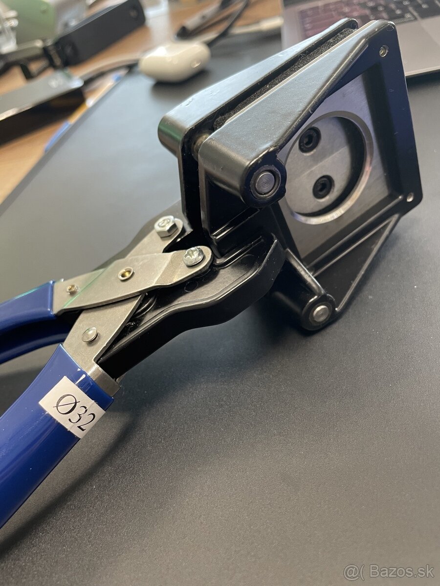 vysekávač grafiky, nožnice na odznaky 32mm