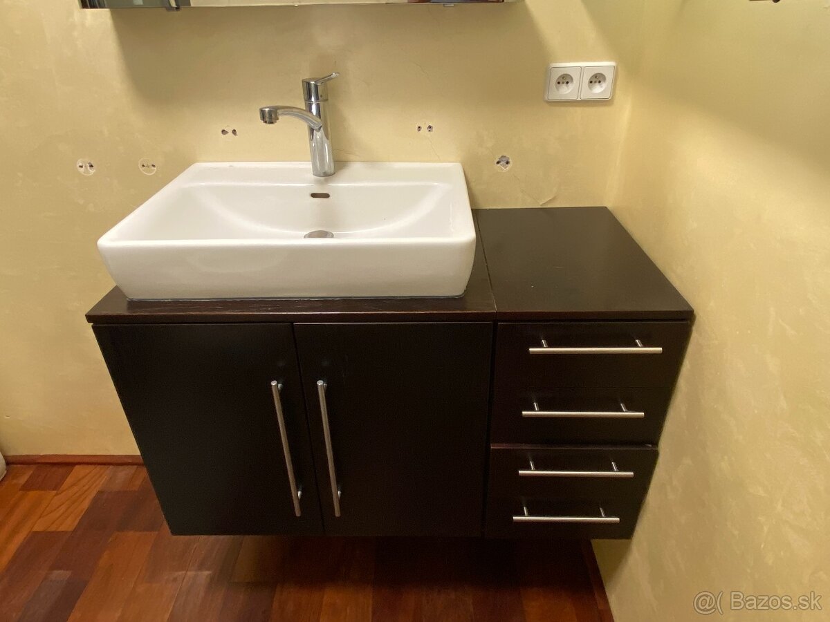Skrinka do kúpelne + umývadlo a batéria