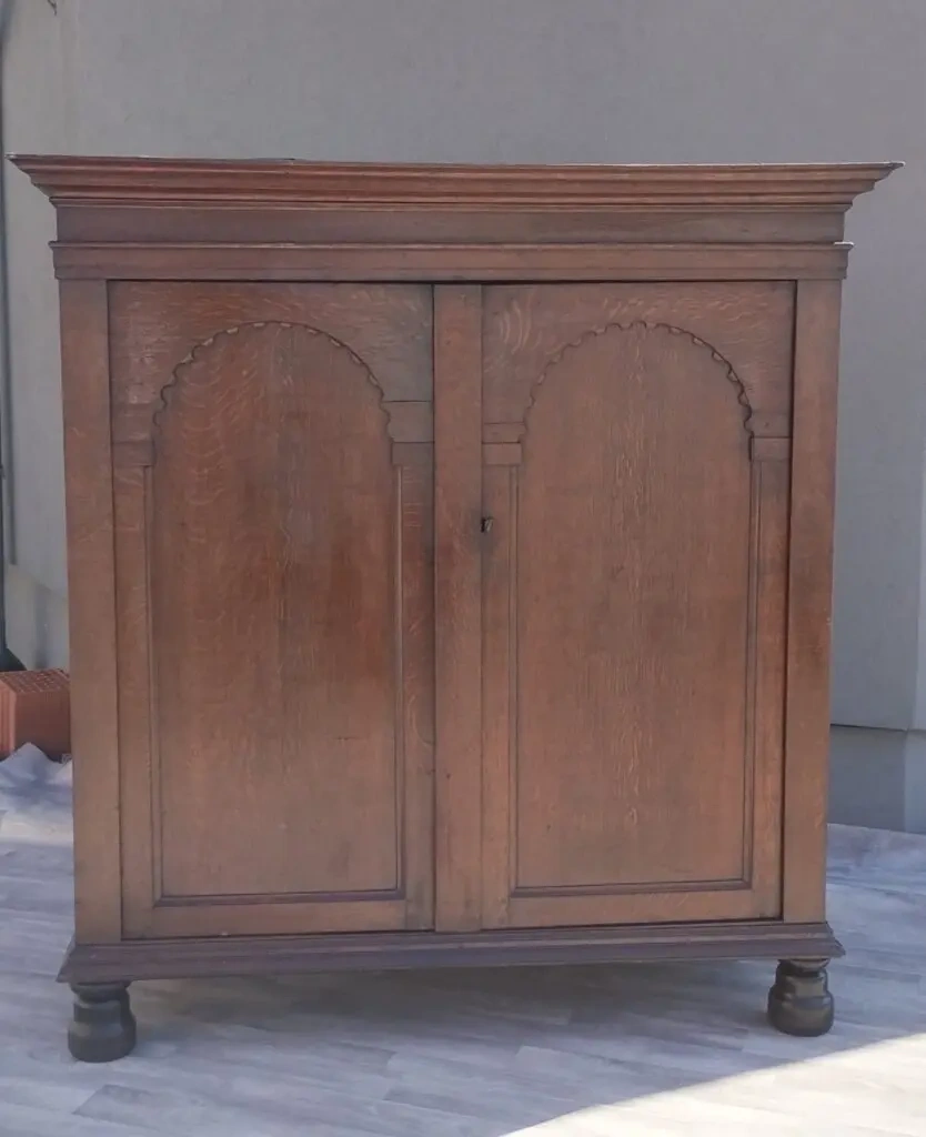 Skriňa starožitná dubová.