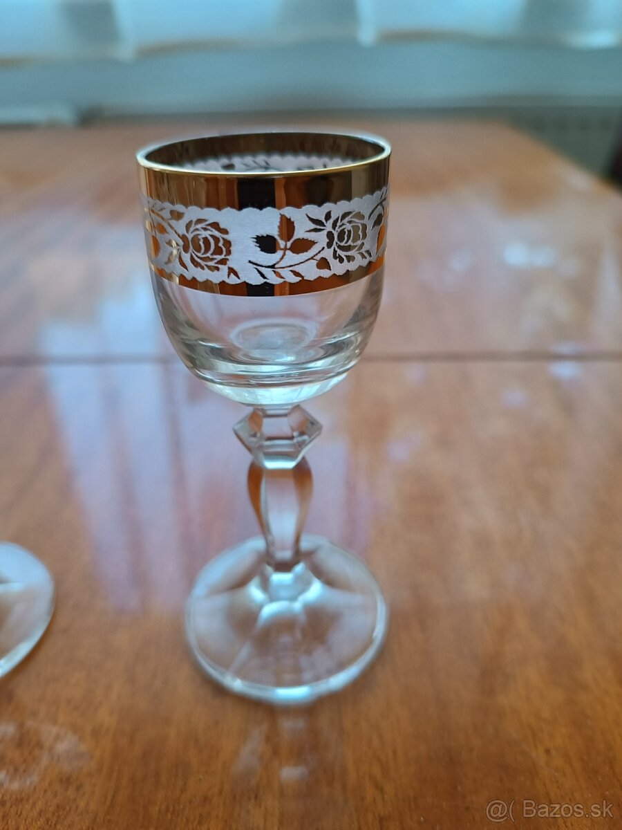 brúsené sklo poháriky, misa, popolník, vaza