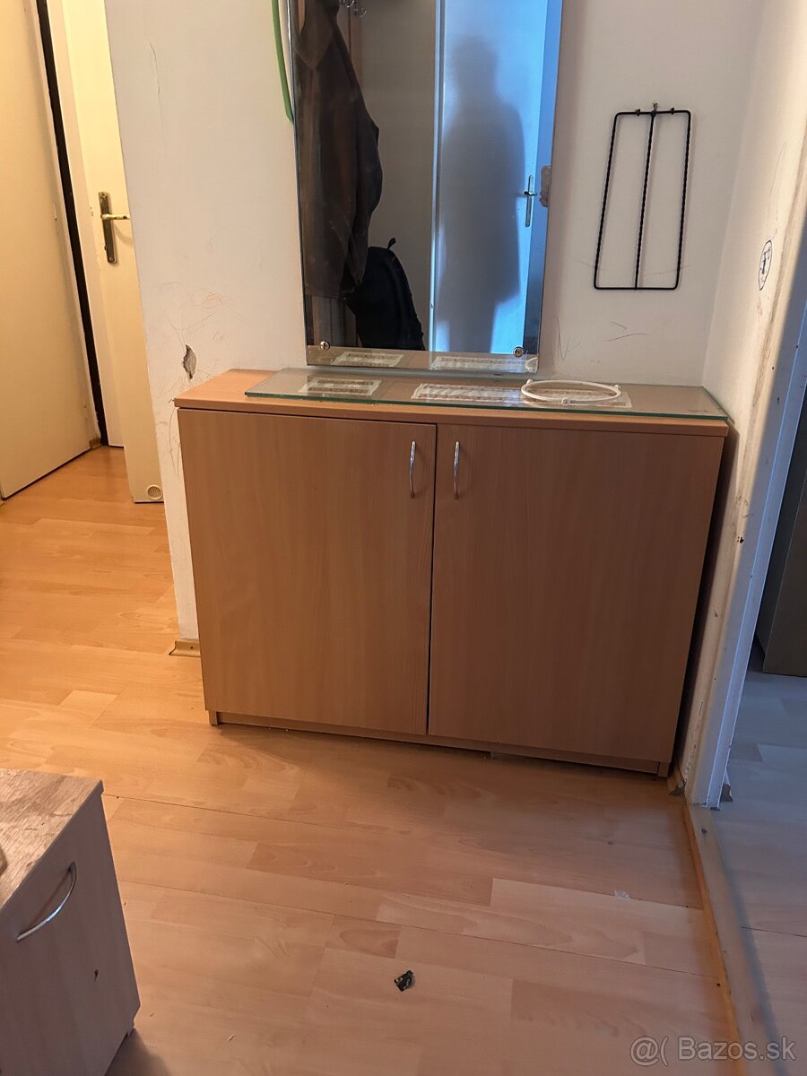 Predam nábytok do predsiene.