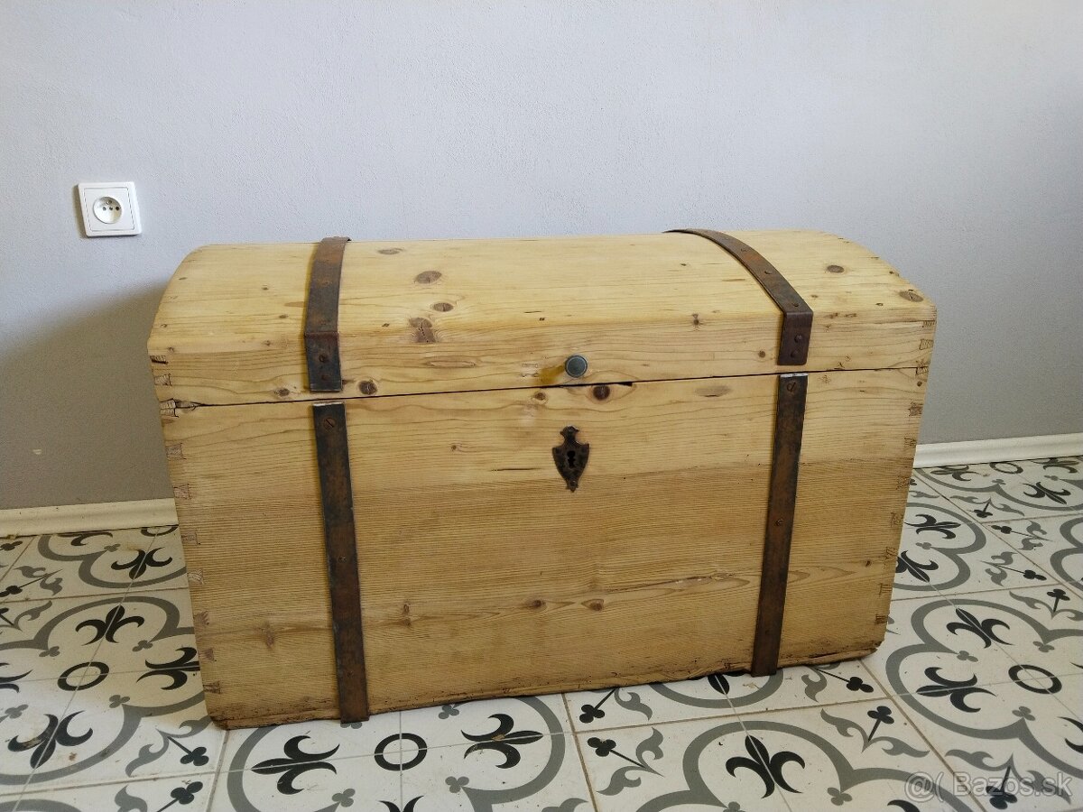 Starý, velký, dřevěný kufr, truhla po renovaci