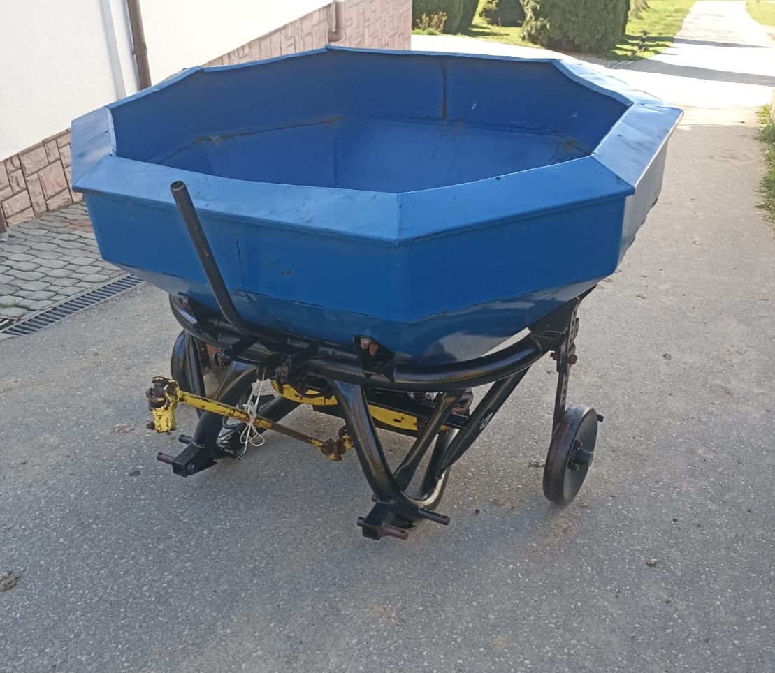 Rozmetadlo umelého hnojiva Amazone 1000L