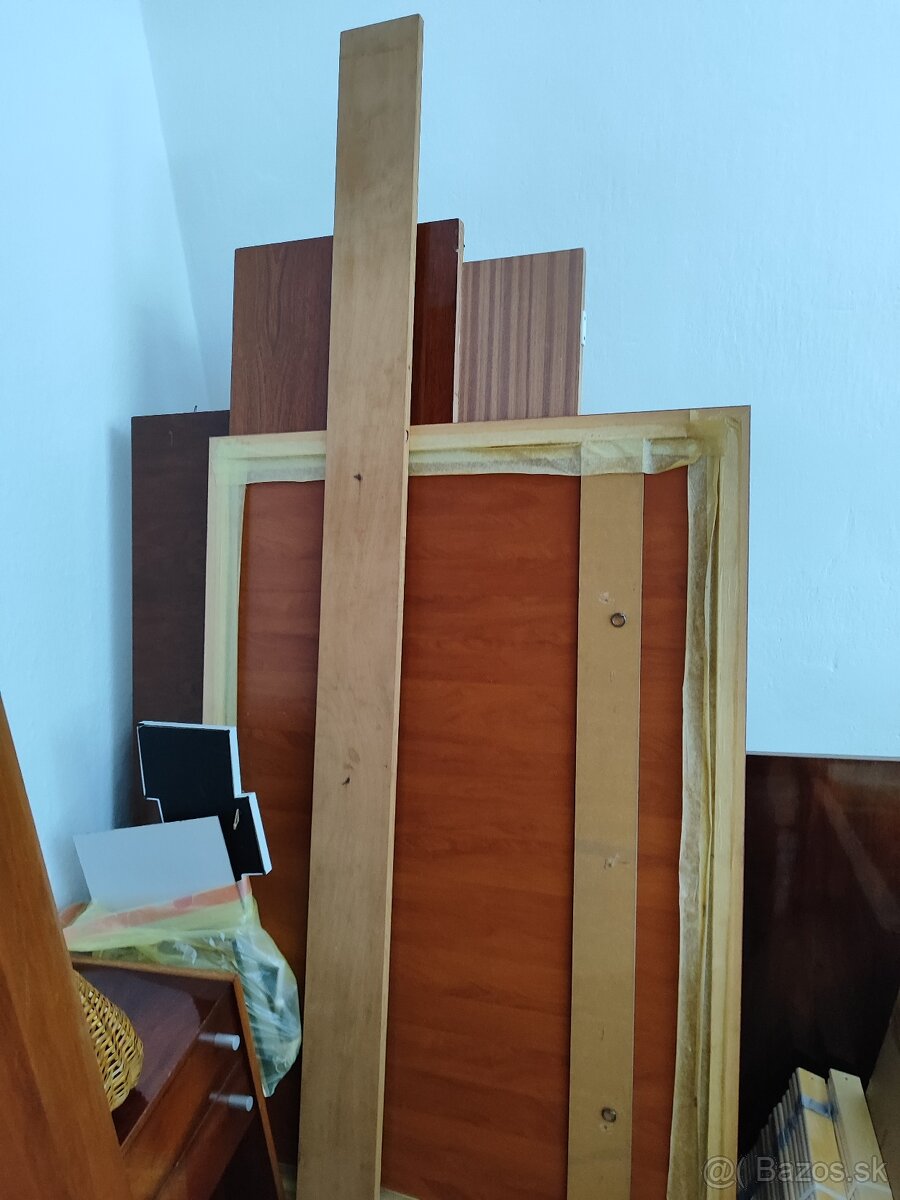 Váľanda a manželská posteľ, stolík