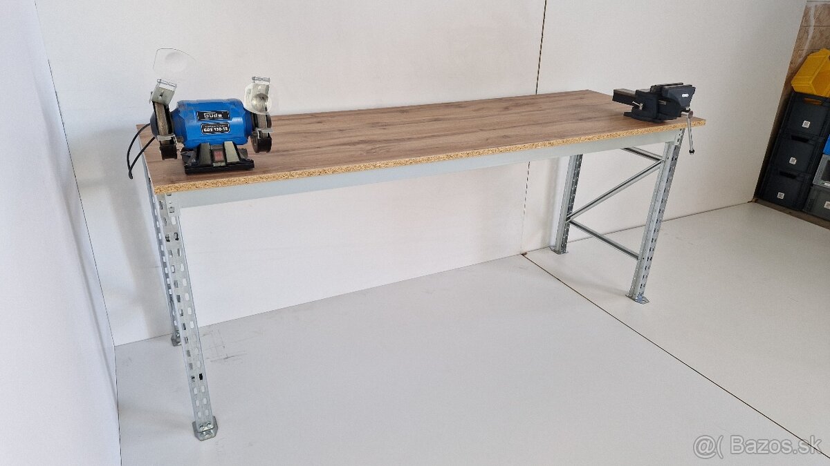 Ponk pracovný stôl.