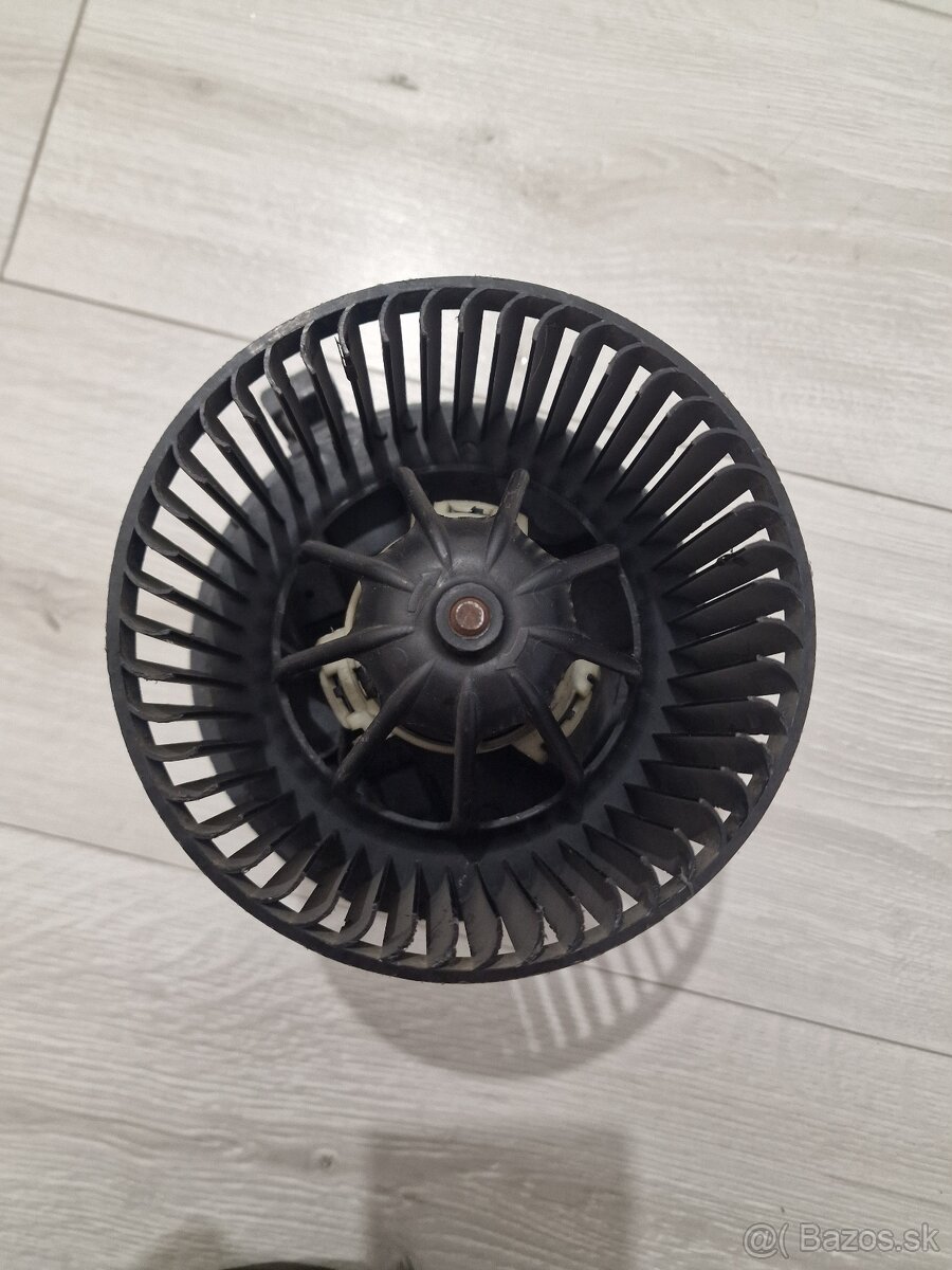 Predám motorček kúrenia interiéru pre Renault Megane 2