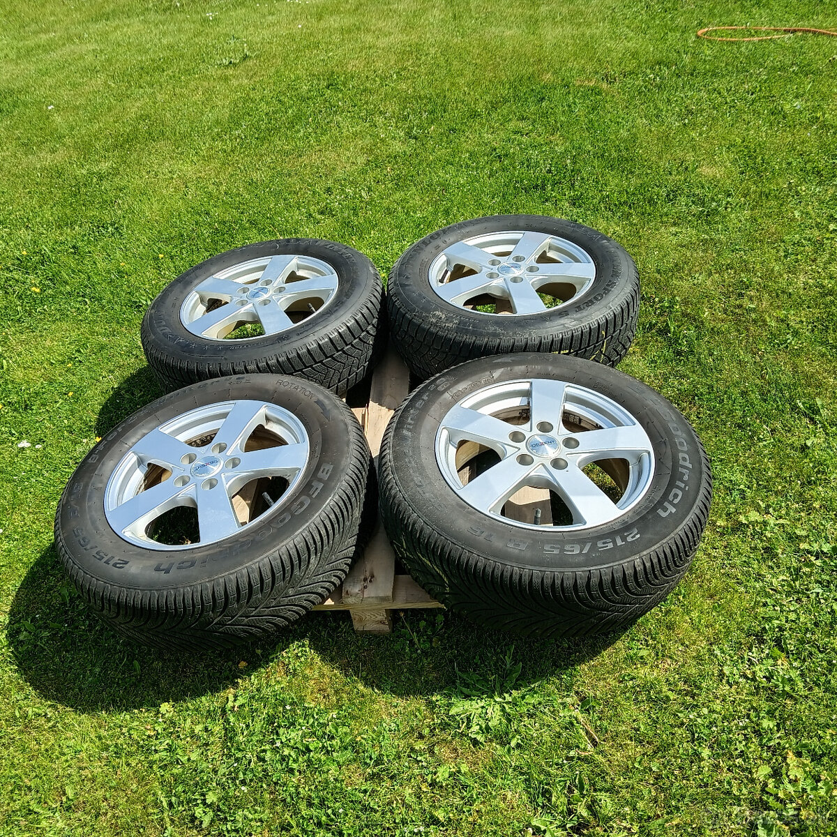 215/65R16 - 4x Al disky so zimnými pneu na Daciu Duster