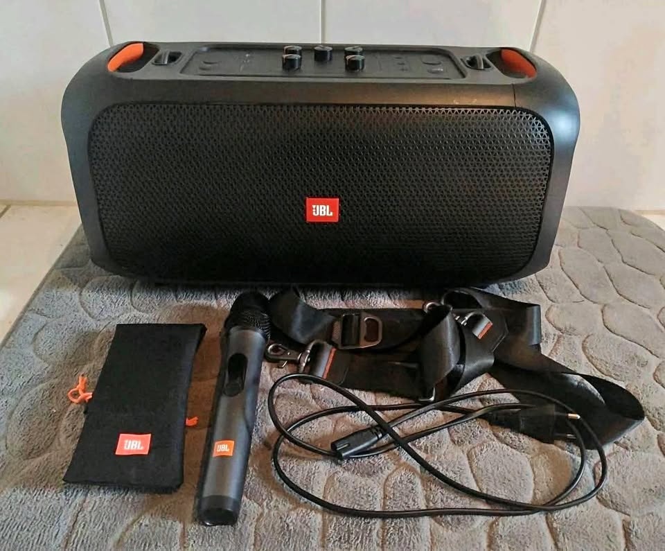 JBL Partybox On-The-Go s mikrofónom