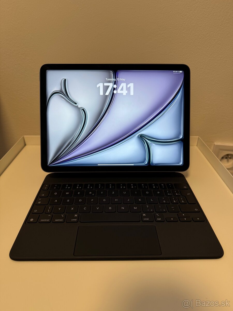 iPad Air M2 128GB + Apple Magic Keyboard