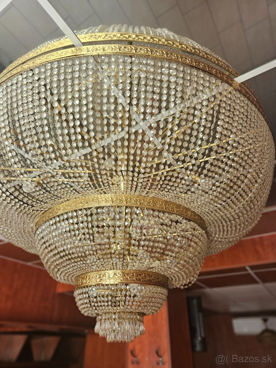Luxusný veľký krištáľový luster s pozláteným zdobením