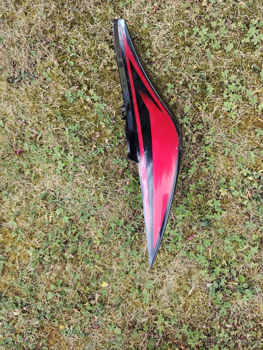 Podsedlový plast pravý Yamaha FZ6