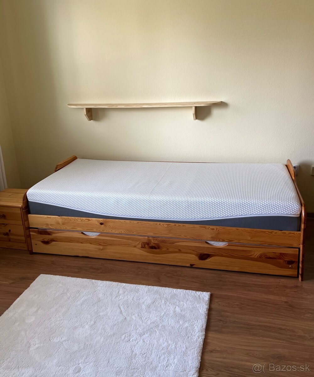 Drevená posteľ s výsuvnou prísteľkou masív lakovaná borovica