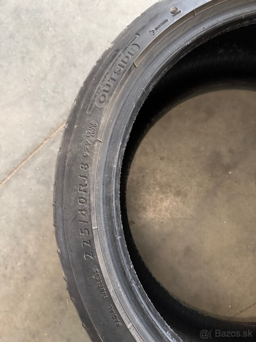 225/40R18