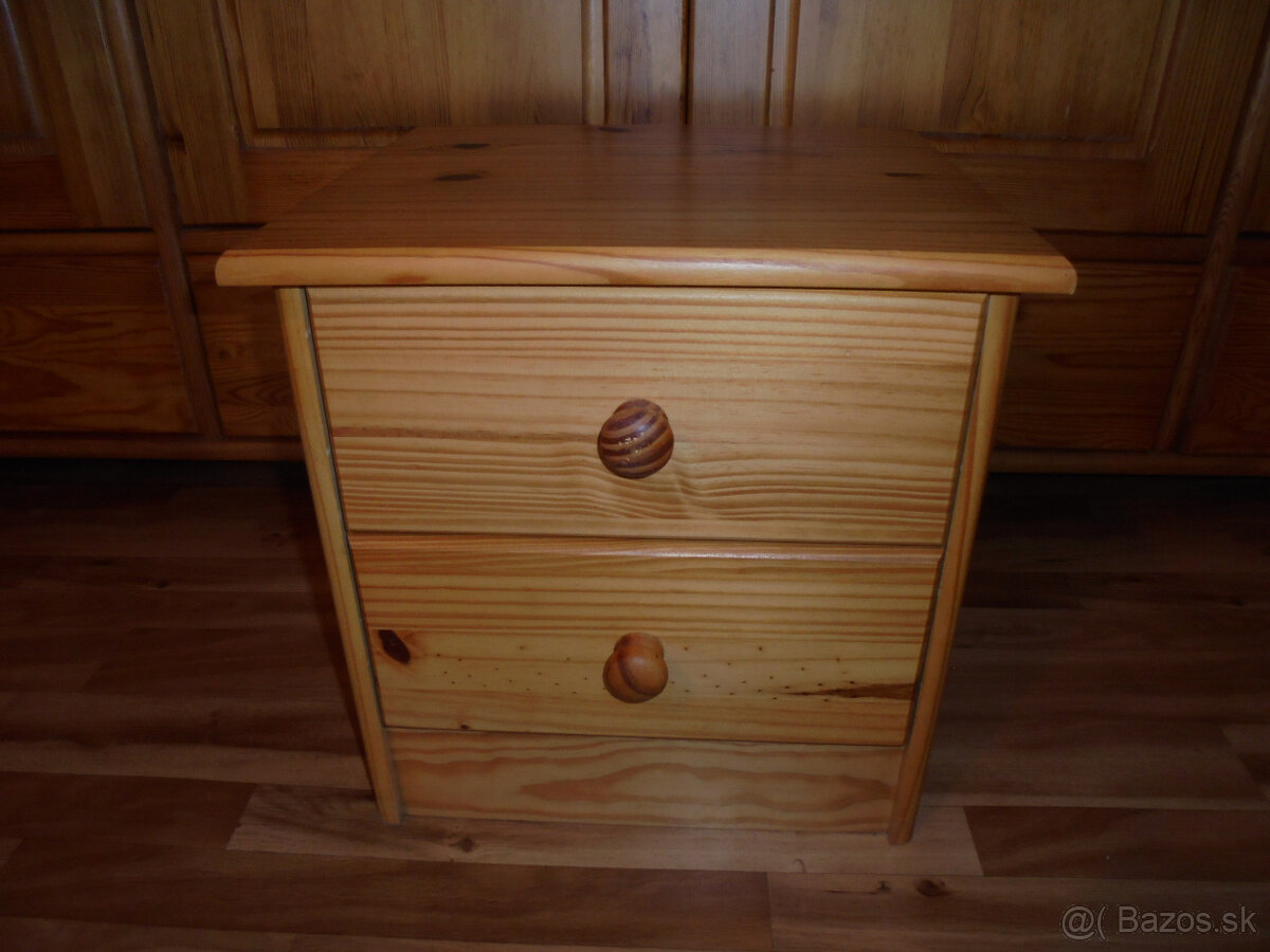 NOČNÉ STOLÍKY Z MASÍVU