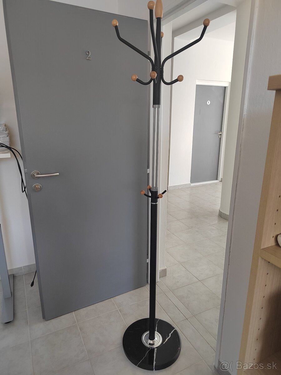 Vešiak stojanový – kovový alebo drevený, rôzne prevedenia