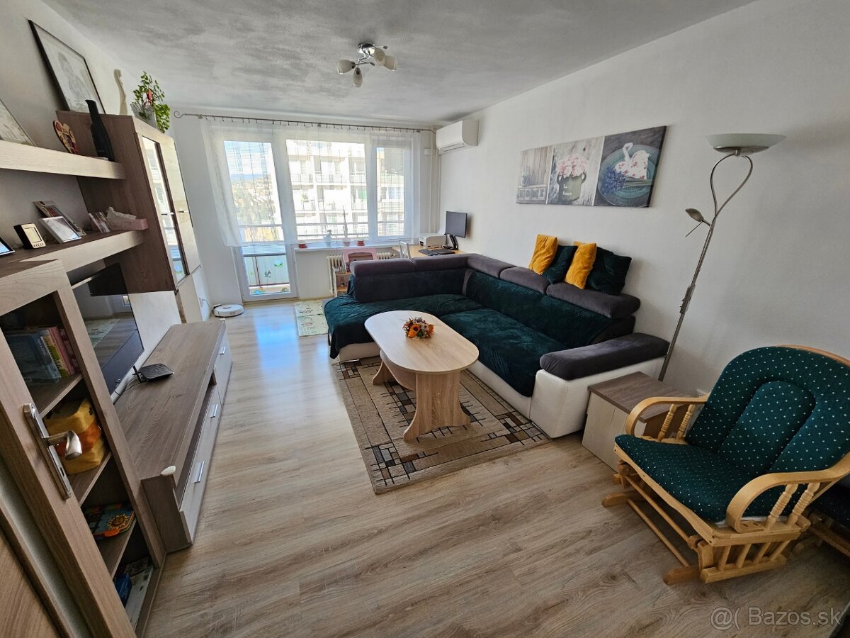 Predám slnečný priestranný 3-izbový byt v Novej Bani (74 m²)