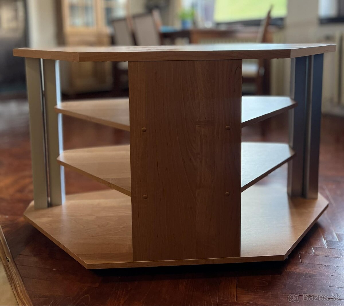 Stolík pod televízor