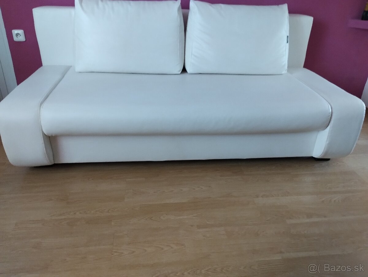 Rozkladacia pohovka s úložným priestorom