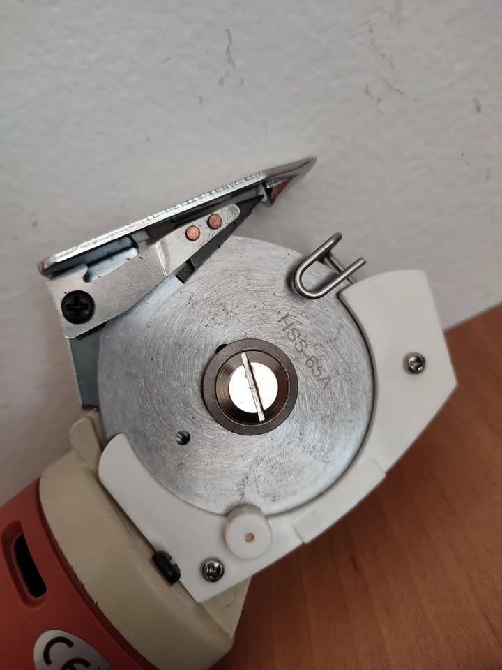 Kotoučová elektrická řezačka na textil, koberce, apod.