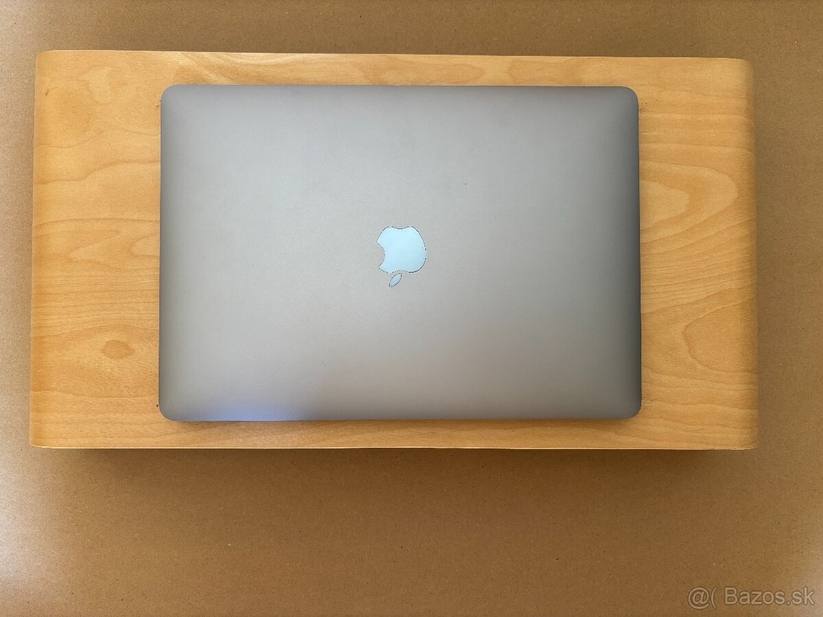 Predám MacBook Pro 13" M1 (2022) – výborný stav