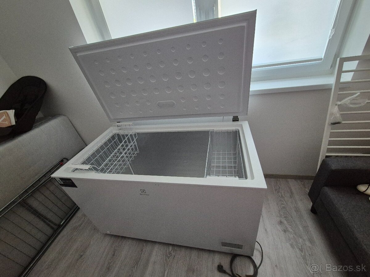 Truhlicová mraznička objem 371l.