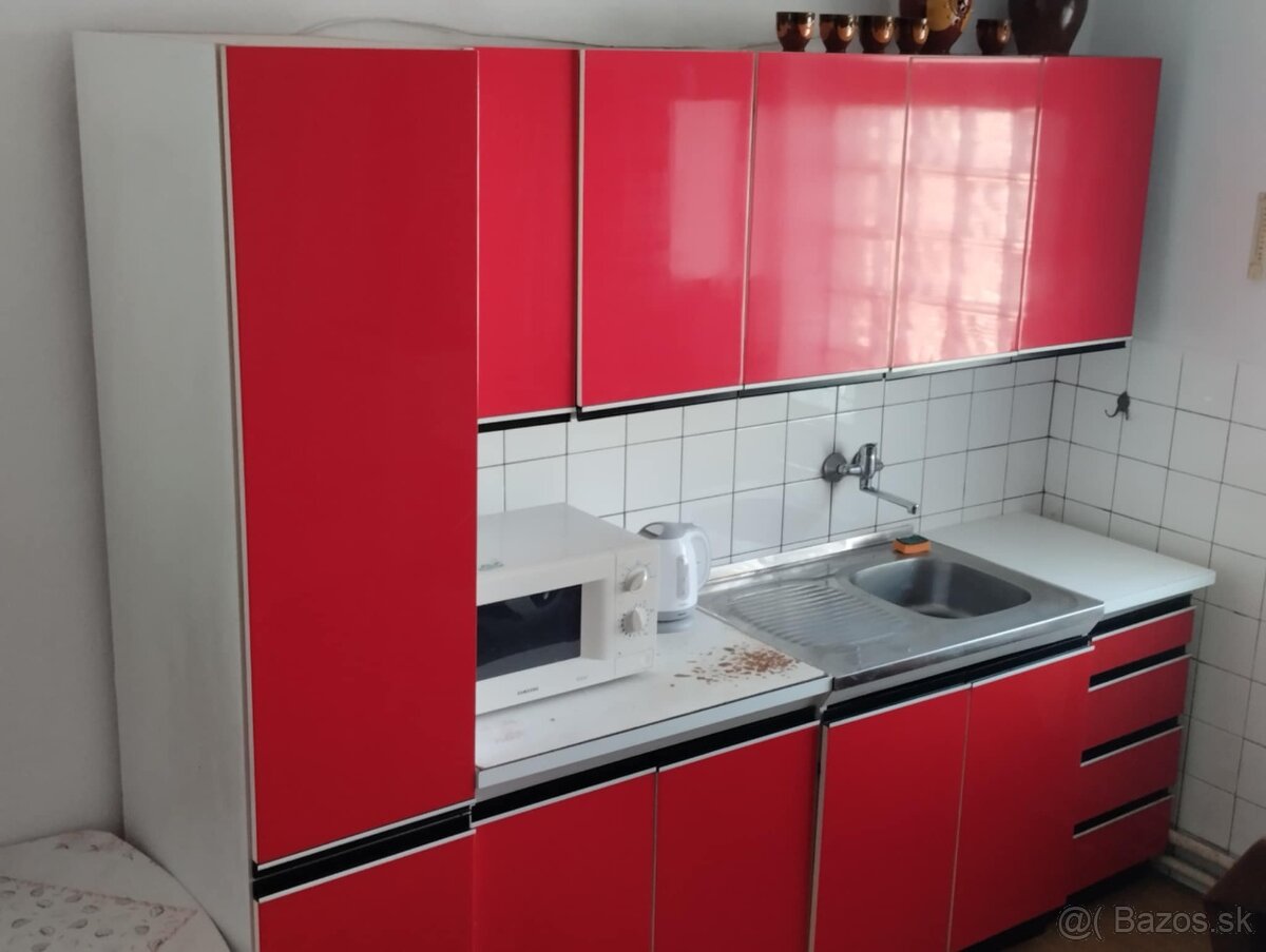 Kuchynská linka, rohová lavica so stolom a stoličkami