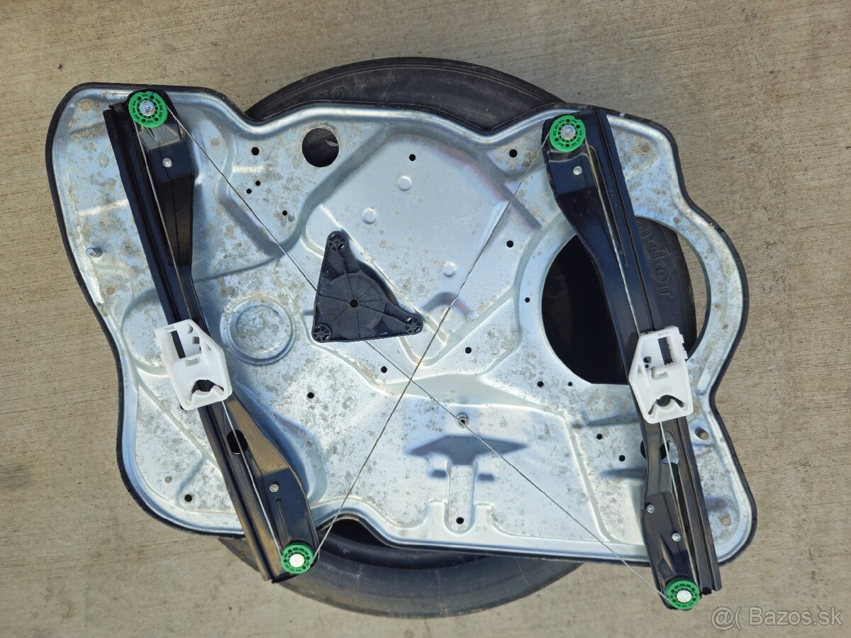 Pravý predný spúšťač okna octavia 2