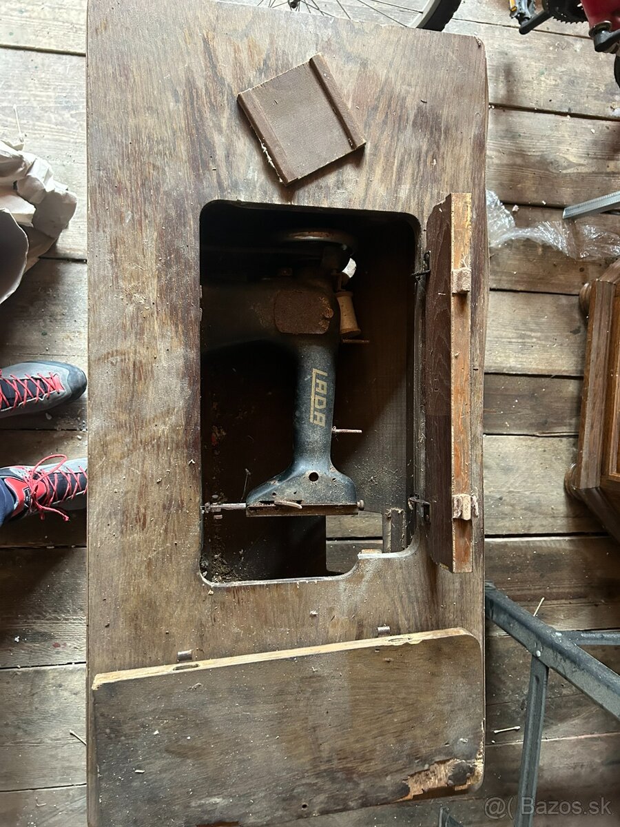 Šijací stroj značky Lada