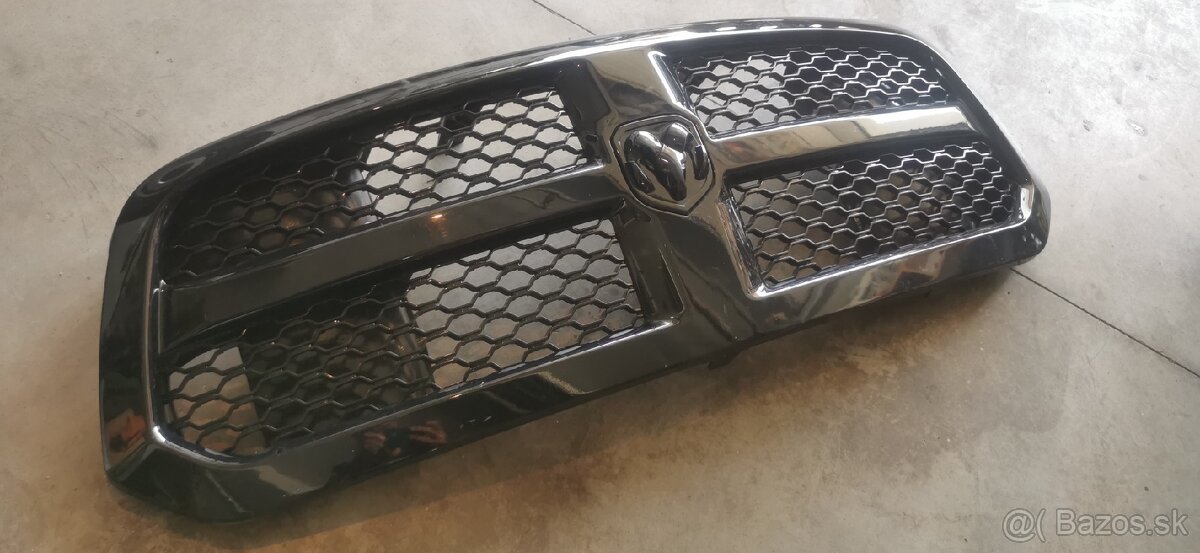 Predna maska Dodge RAM