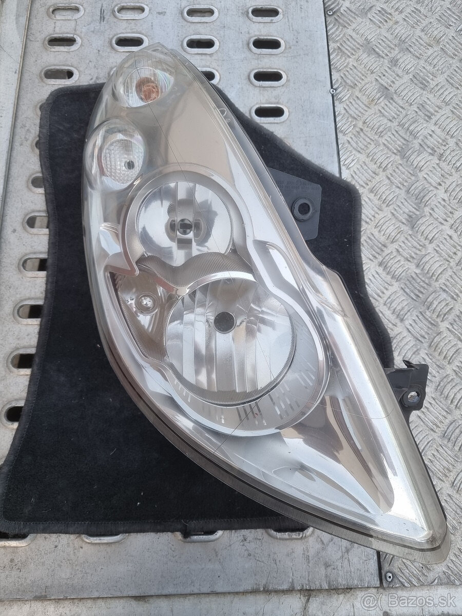 Pravý přední světlomet Renault Master III