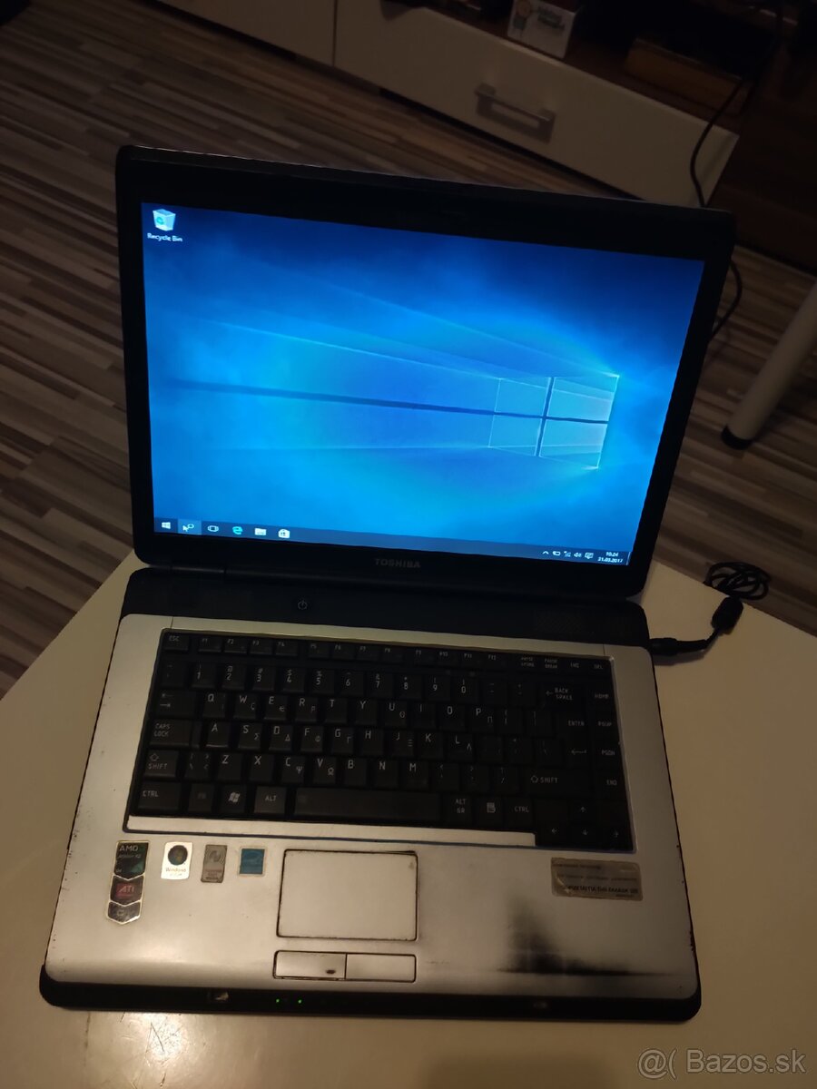 Starý Toshiba laptop – Nefunkční, vhodný na náhradní díly
