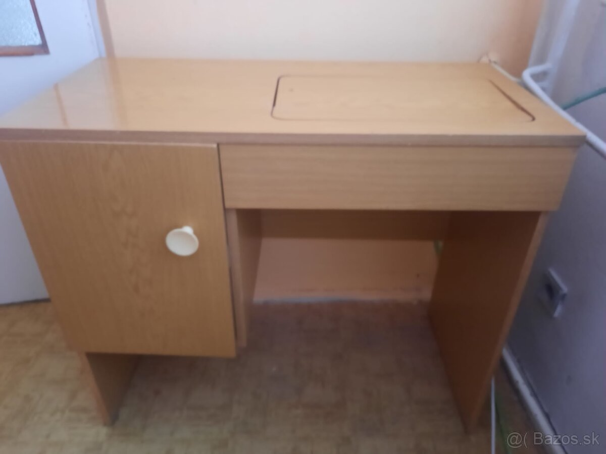 Predám stolík so šijacím strojom.