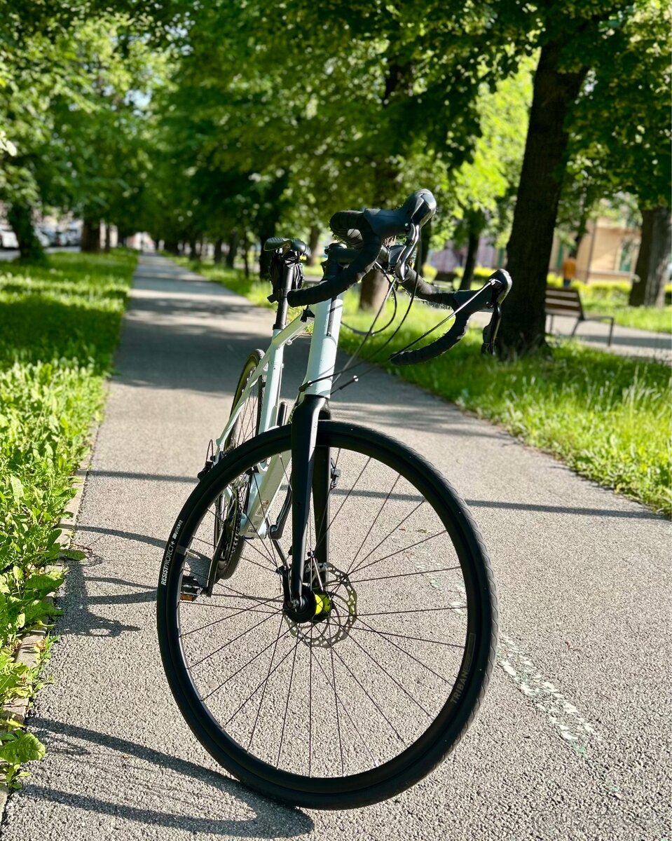 Cestný bicykel RC120 s kotúčovými brzdami sivý