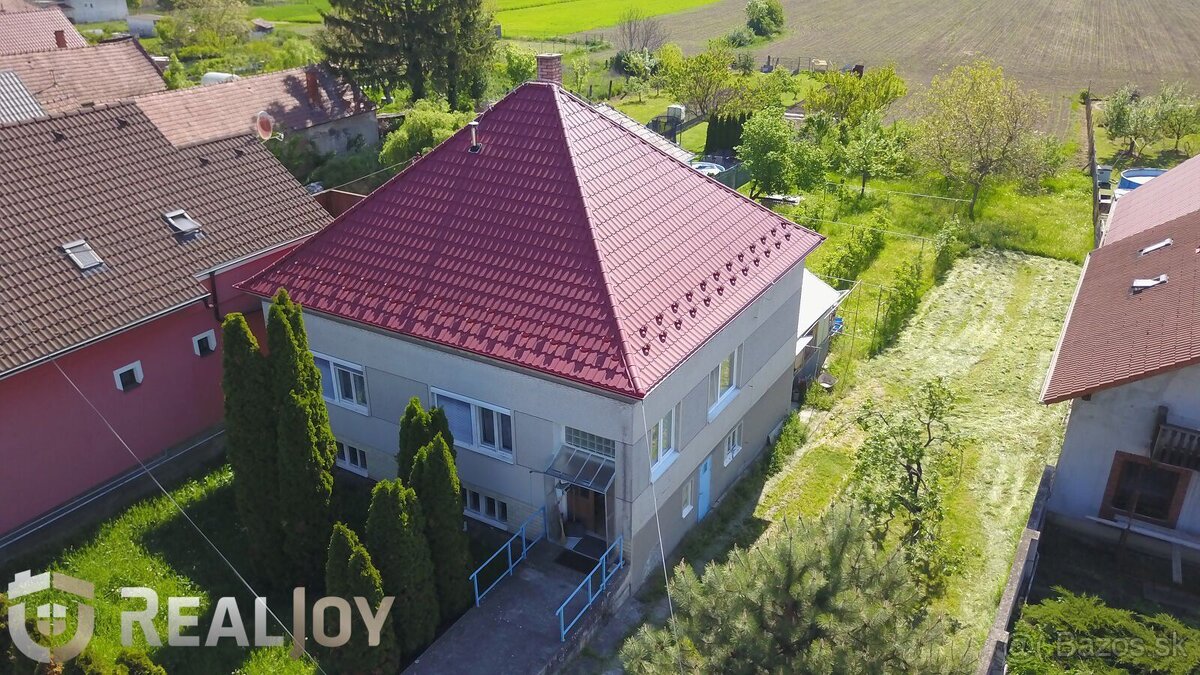 Ponúkame na predaj rodinný dom s garážou a veľkým pozemkom v