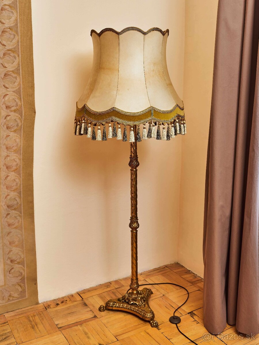 Starožitná stojacia lampa s látkovým tienidlom