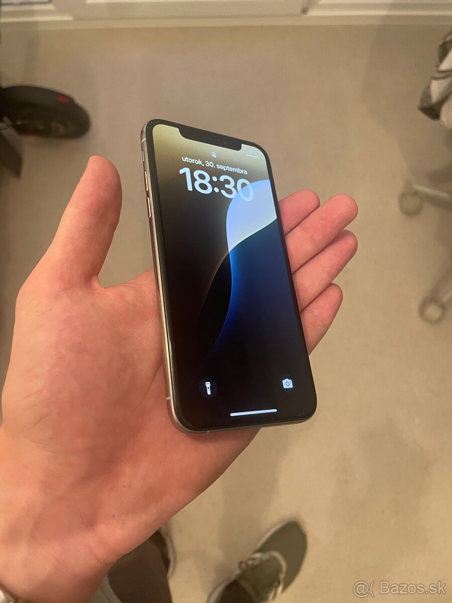 iPhone XS + AirPods 2