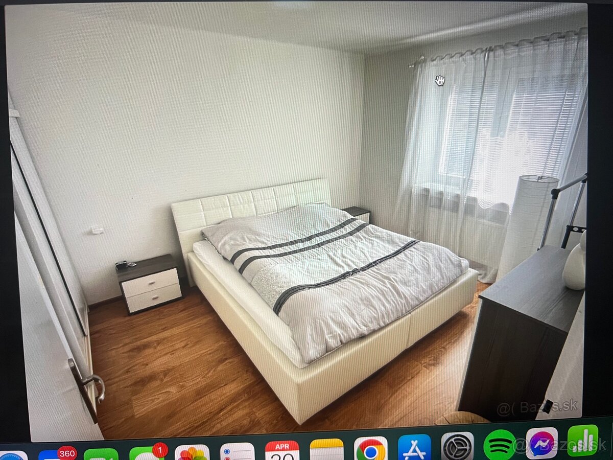 Manželská postel s úložným priestorom.